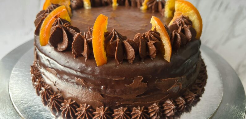 Klasyczny tort czekoladowy – przepis na deser, który zawsze zachwyca